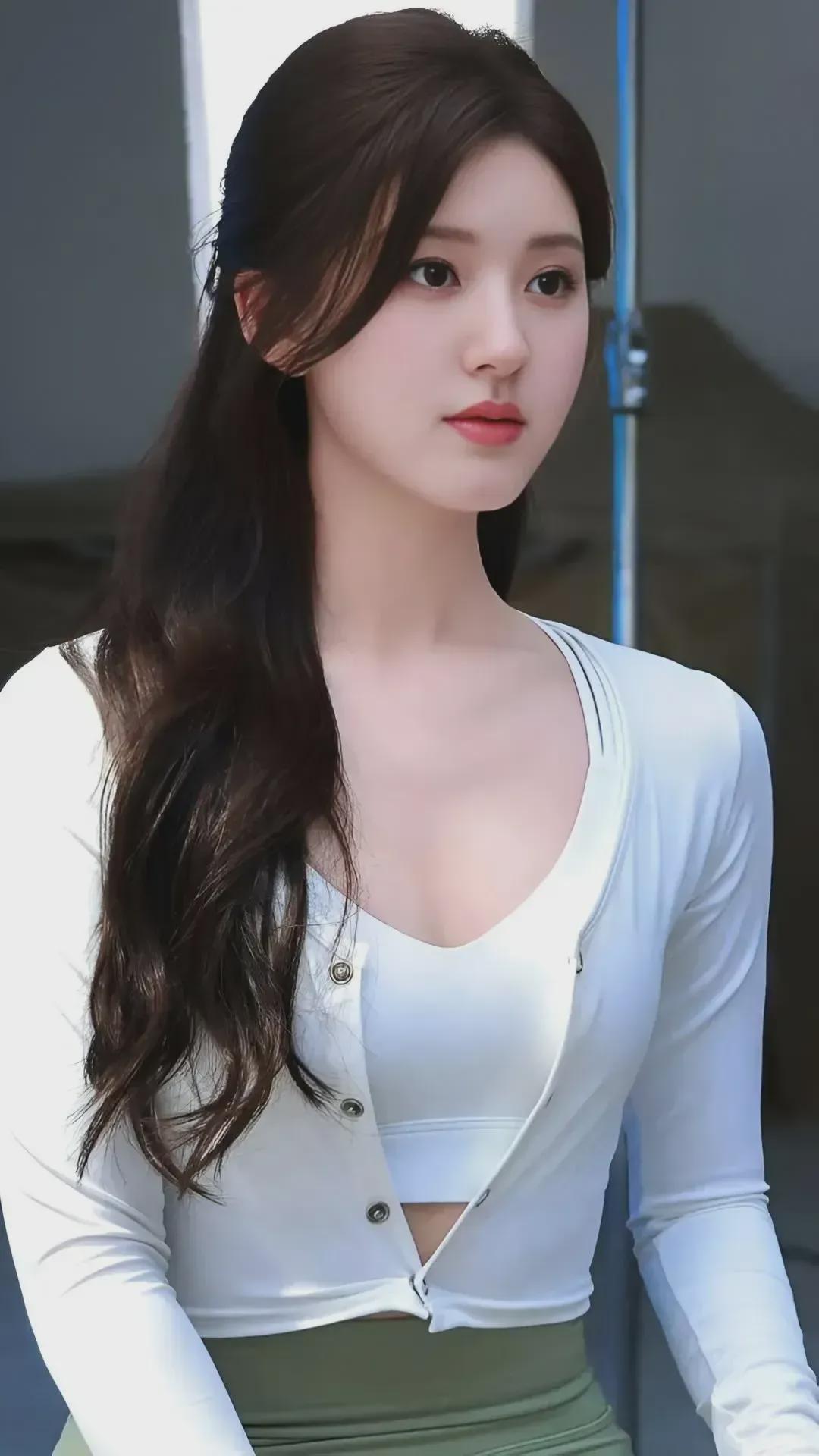 《许我耀眼》钟雅婷身材吸睛，从模特到春晚演员的逆袭之路