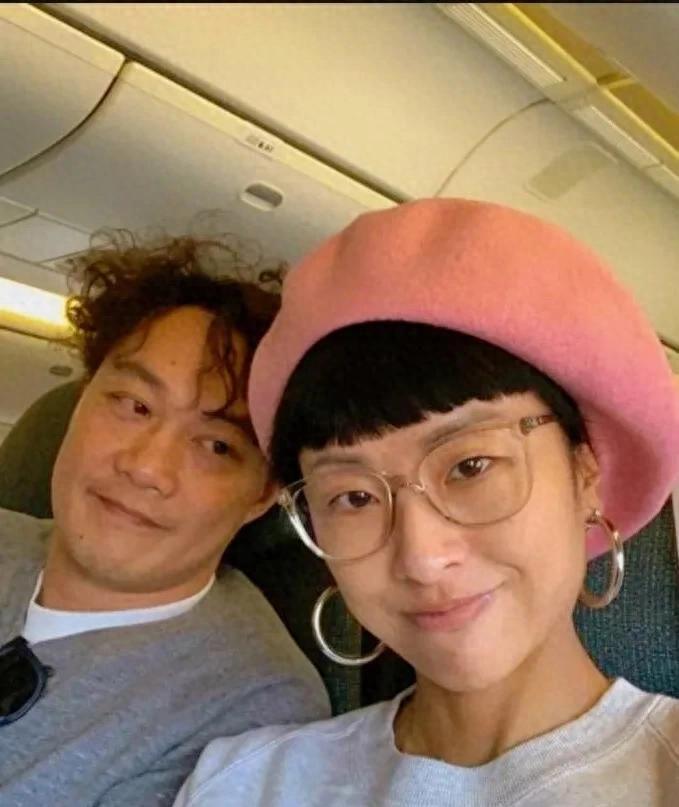 陈奕迅徐濠萦铜锣湾购物被偶遇，徐濠萦时尚装扮抢镜，陈奕迅冻得搓肩