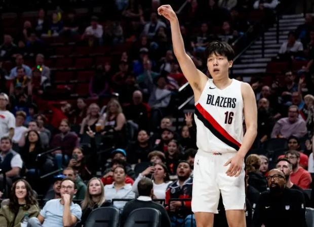杨瀚森大爆发！16分4篮板3盖帽，他已经逐渐适应NBA！
