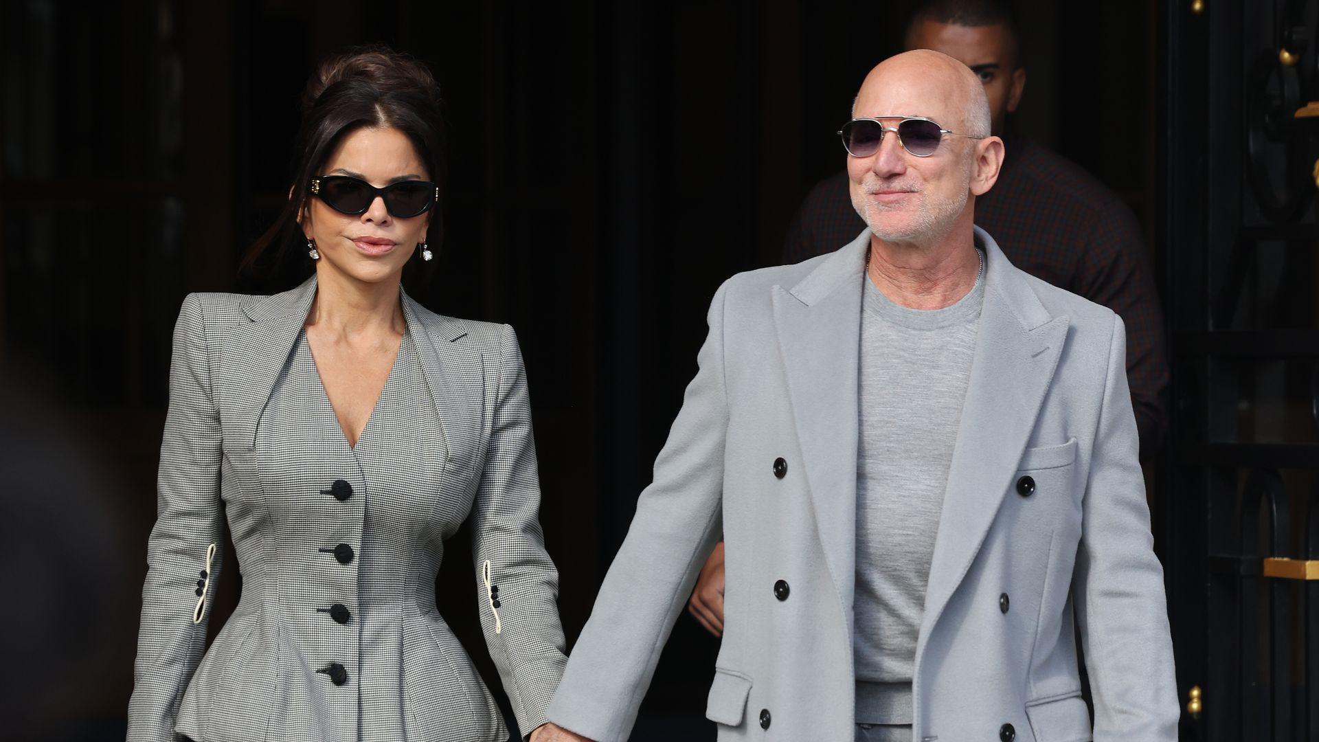 55岁桑切斯与61岁贝佐斯巴黎同框，灰色情侣装引领时尚潮流