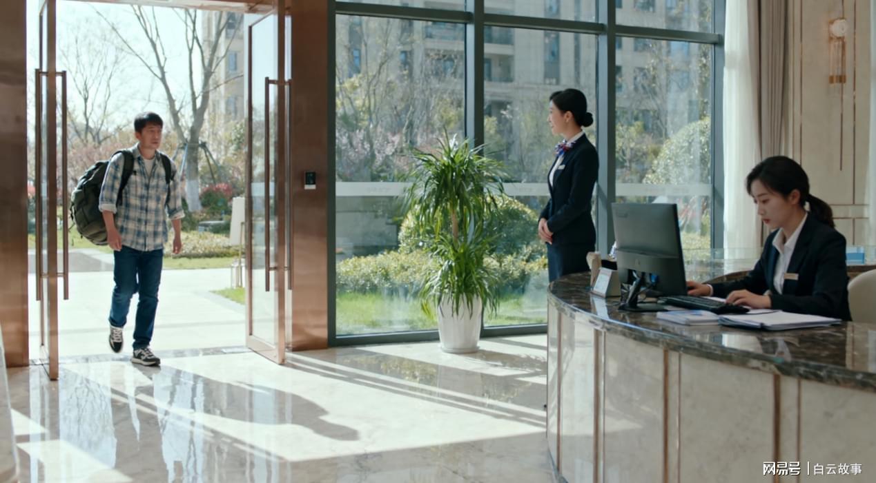 男人看房10次，女销售不耐烦：你能买我嫁给你，谁知男人当场付完