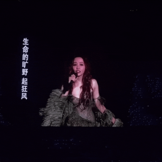 突发！张靓颖演唱会上意外摔下舞台