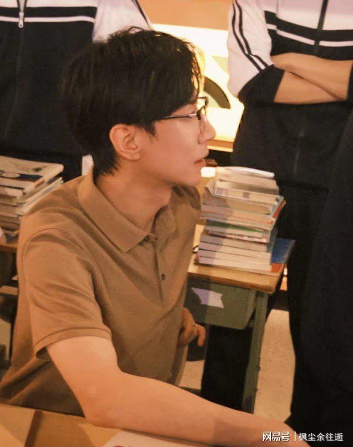 张维伊新综艺官宣！POLO衫造型斯文气质获赞，与董璇婚姻细节引热议