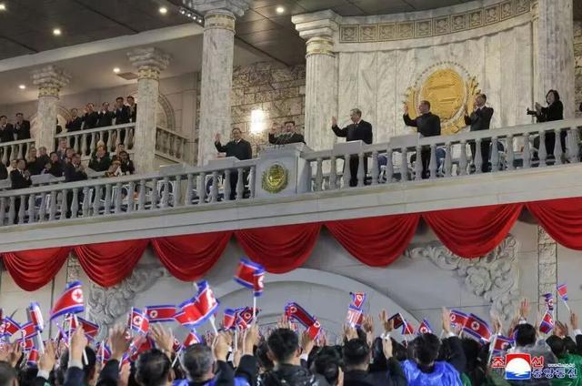 金正恩八度深夜阅兵，朝鲜“火星炮-20”洲际导弹首秀