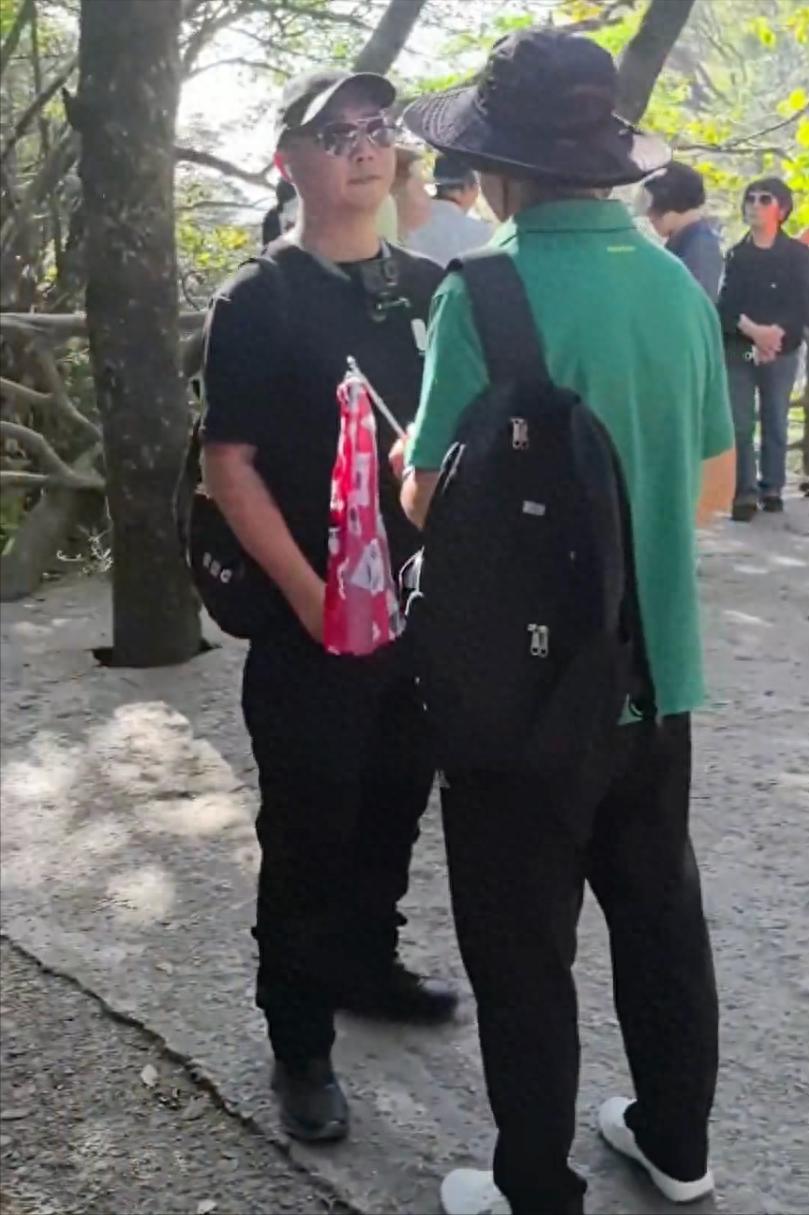 张家界，男子阻止导游举韩国旗引热议，网友：这是跟张家界有仇？