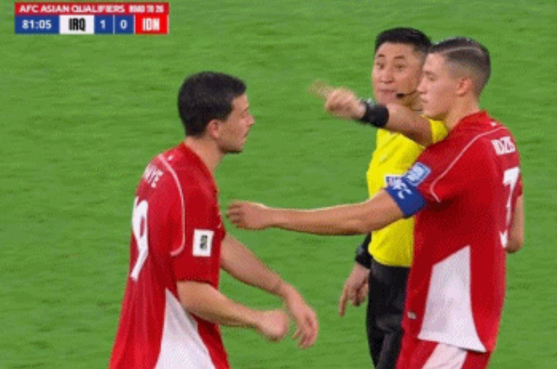 全场7黄2红！马宁执法印尼VS伊拉克引巨大争议，球员围堵怒斥