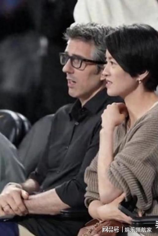 49岁梁咏琪澳门看球引热议，少女感背后有何秘诀？