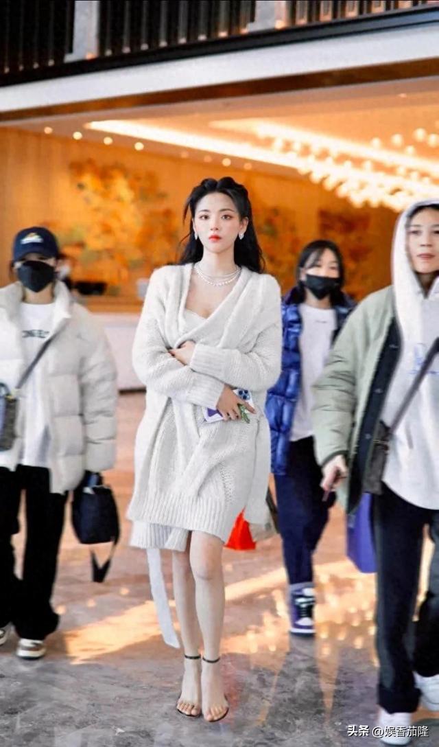 杨超越最新造型惊艳！获封‘内娱最美脚丫’，颜值身材双在线