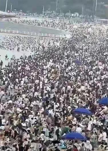 国庆旅游热潮背后：景区爆满，商家却深陷亏损困境