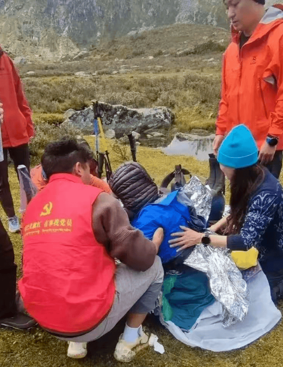 高反女孩昏迷抢救引热议：母亲戴金镯筹款事件真相几何？