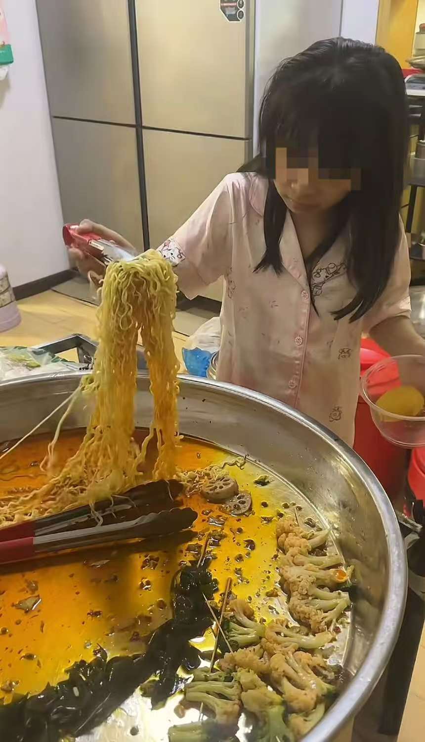 女孩大口吃剩食意外带火爸妈的小摊，网友起哄：这下女儿汤都没得喝