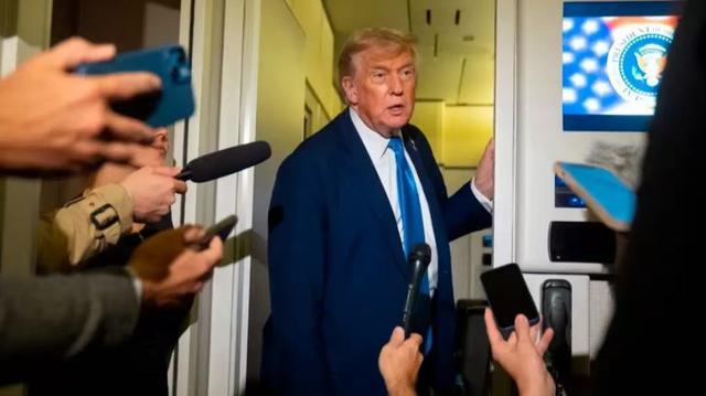 特朗普威胁100%关税，24小时内急转风向，自找台阶缓和局势