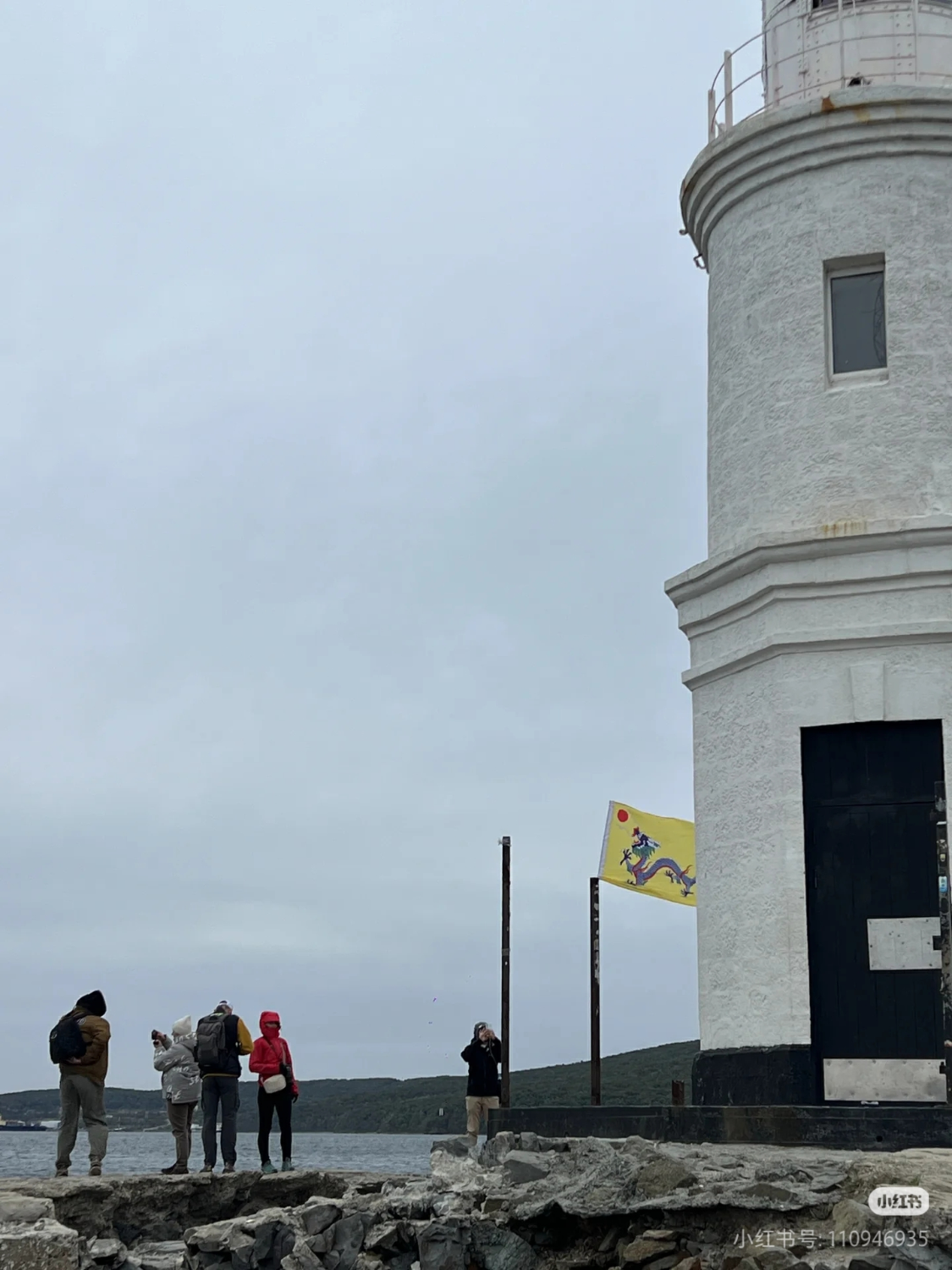 中国游客在俄海参崴灯塔插龙旗事件引发热议