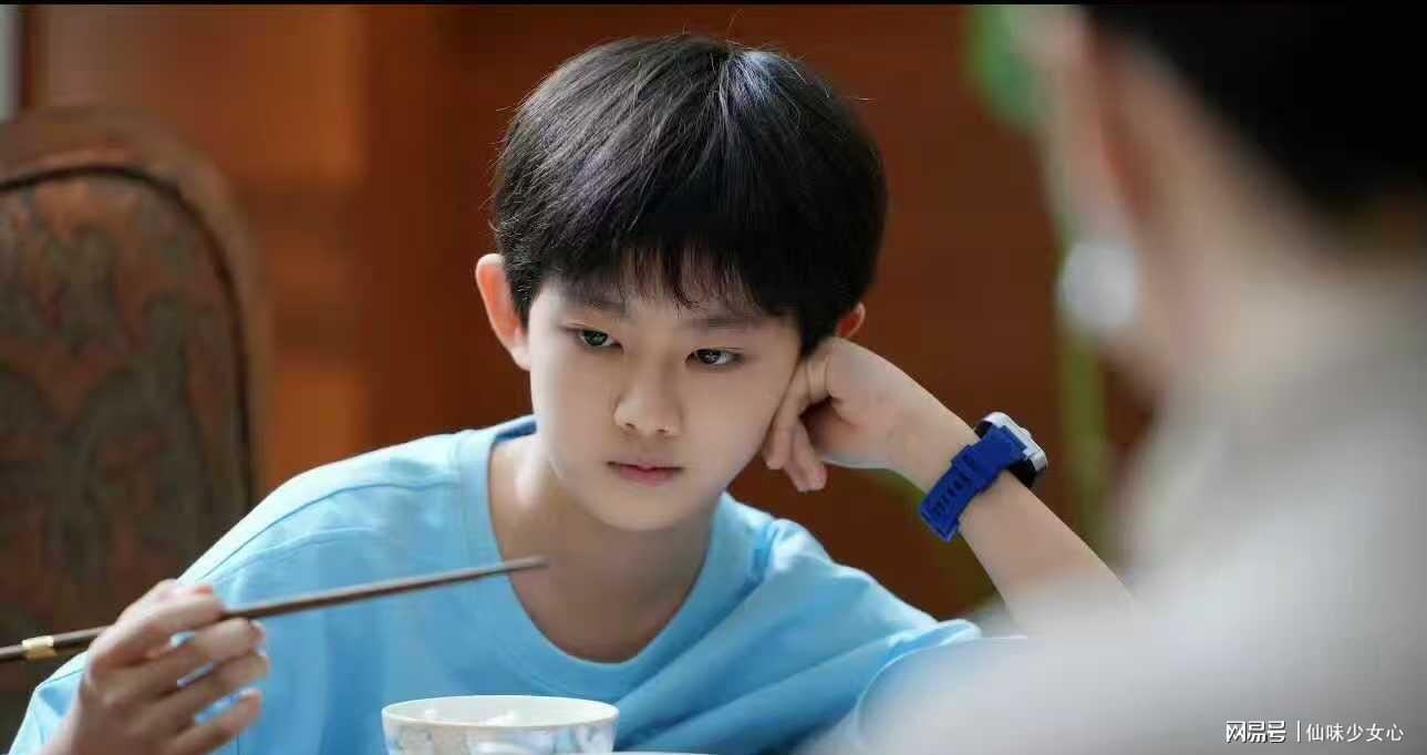 《许我耀眼》收官：13岁小戏骨傅铂涵演技获赞，已参演33部作品