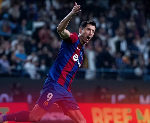 37岁莱万明年离队巴萨！105球5冠后或退役，接班人成焦点