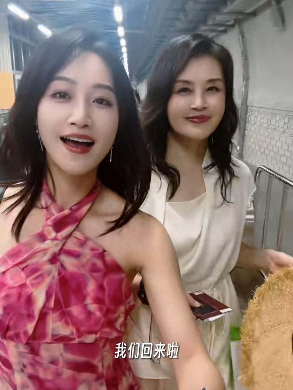 35岁蓝盈莹携母乘豪华邮轮，60岁母亲美若少女，二婚嫁亿万富豪