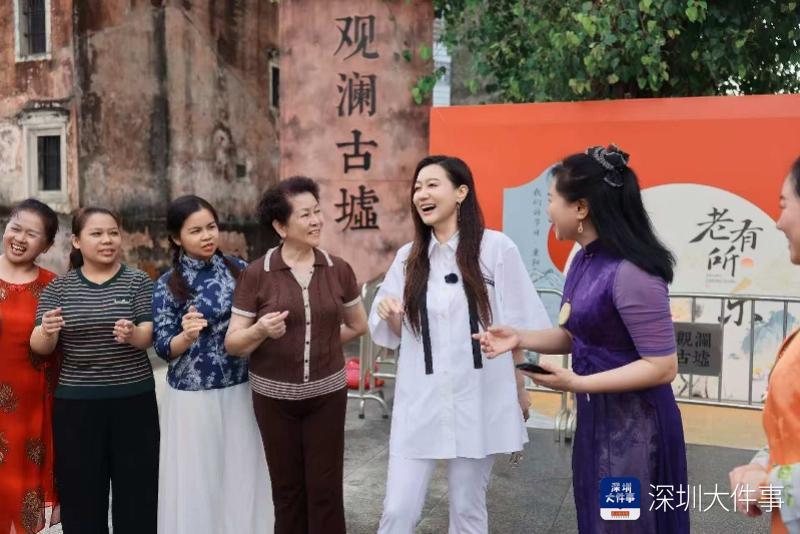 谭晶深圳惊喜现身，与市民游客共唱山歌