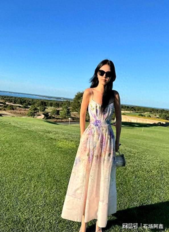 李咏女儿法图麦美国生活曝光：碎花裙配20W鳄鱼包，男友帅气引关注