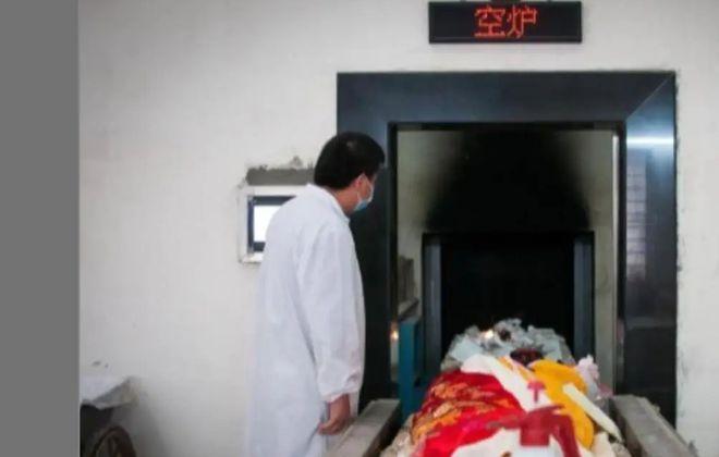 殡仪馆烧尸工揭秘：遗体交易内幕与行业潜规则