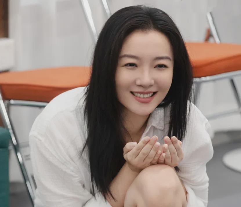 齐溪自曝二胎引热议，高龄追生遭质疑，再婚王传君育两女