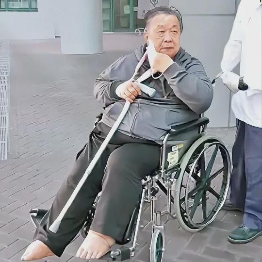 72岁秦煌晚年凄凉：出轨保姆逼死原配，如今坐轮椅靠救济度日