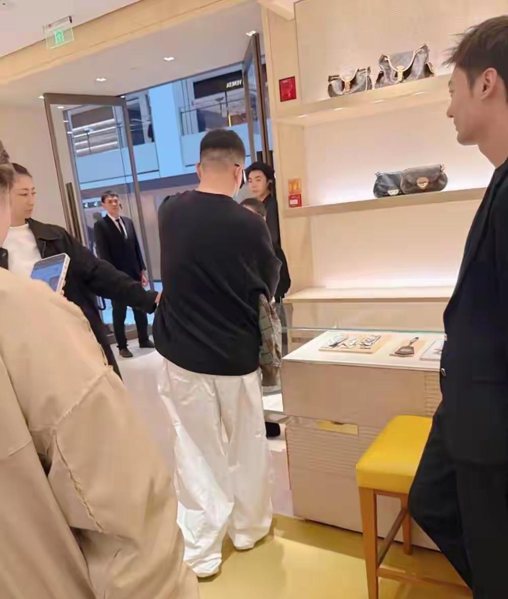 孙红雷夫妇街头甜蜜现身！173cm娇妻气质出众，穿搭简约却高级