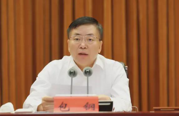 包钢出任内蒙古自治区政府代主席，履历与职务调整全解析
