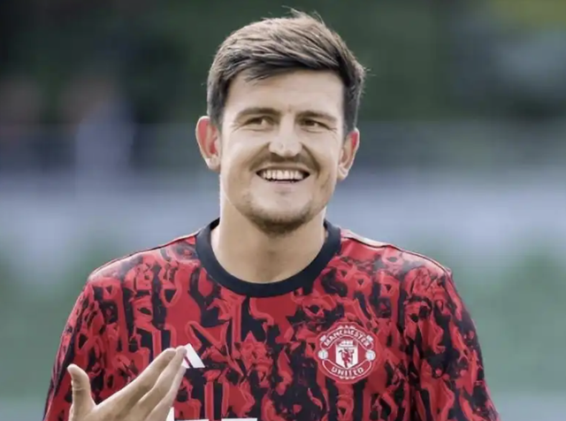 马奎尔拒绝沙特2.5亿年薪，选择坚守曼联引热议