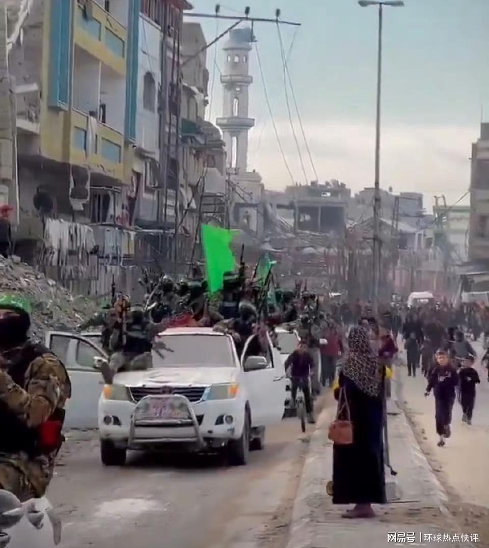 哈马斯独特着装策略：战时便装，停火军装