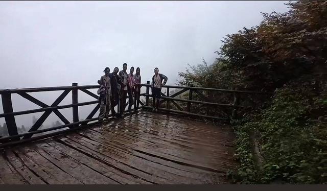 雨中徒步遇明星立牌吓坏游客 景区：将增设提示牌