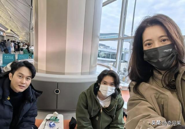 张智霖机场送子留学泪洒现场，父爱如山感动众人