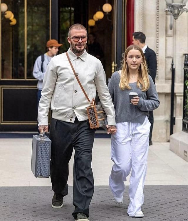 贝克汉姆带女儿逛街，休闲装扮引热议，小七腼腆可爱
