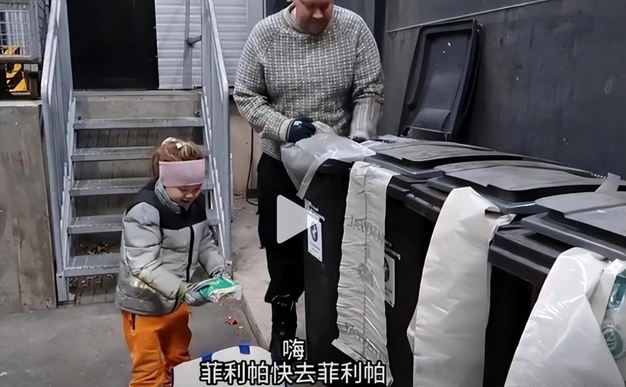 孩子参与捡垃圾活动