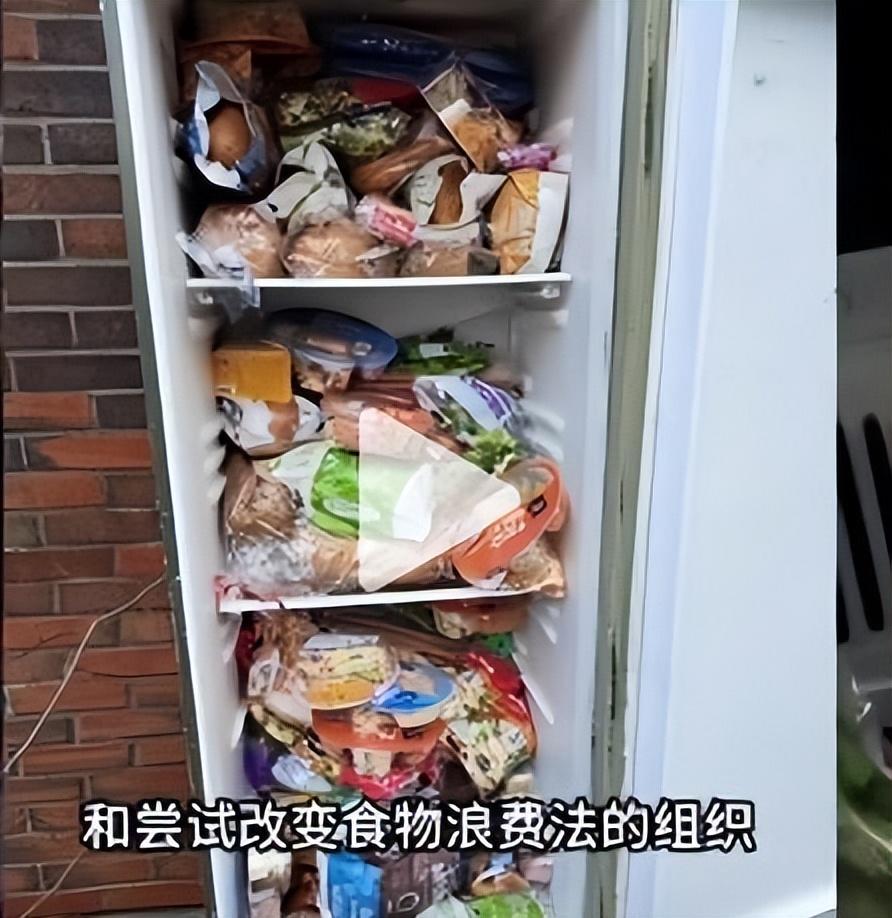 家庭成员分工处理食材