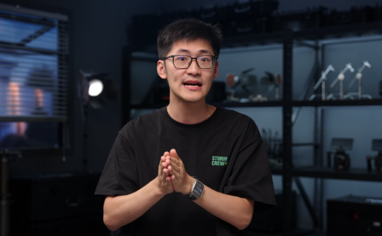 影视飓风Tim送iPhone17顶配给罗永浩，揭秘其商业盈利模式