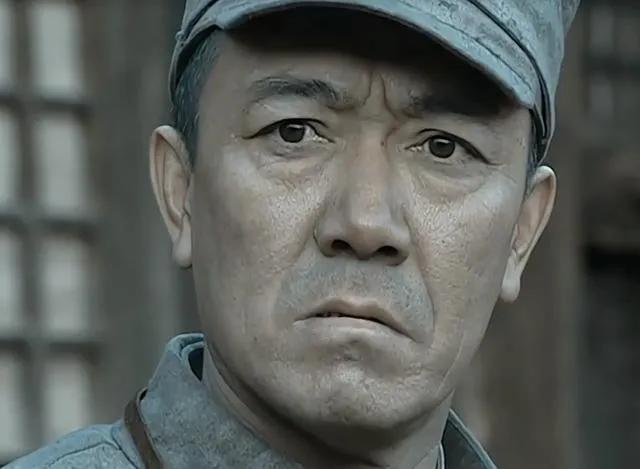 李云龙与旅长军衔差异解析：为何旅长授大将，李云龙仅少将？