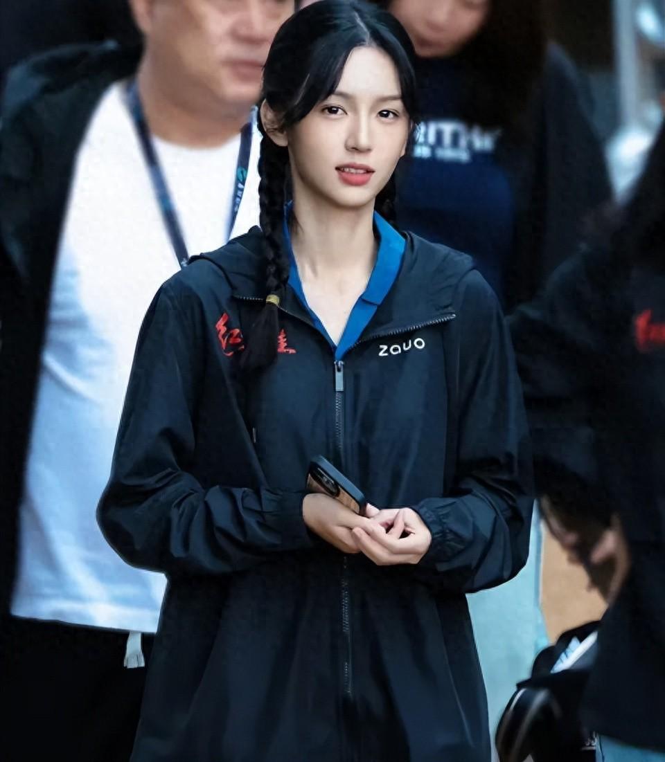 周也新剧《红舞鞋》风波不断：压榨群演，主演颜值引争议