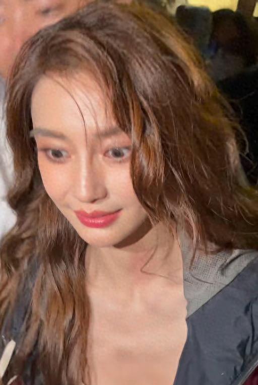 Baby直播意外“走光”引热议，咖位下滑遭轻视？