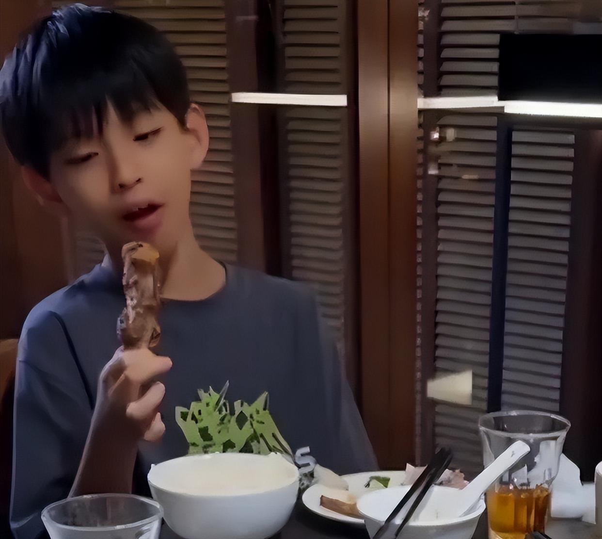 汪小菲晒9岁儿子正脸后删视频，小箖箖长相引热议