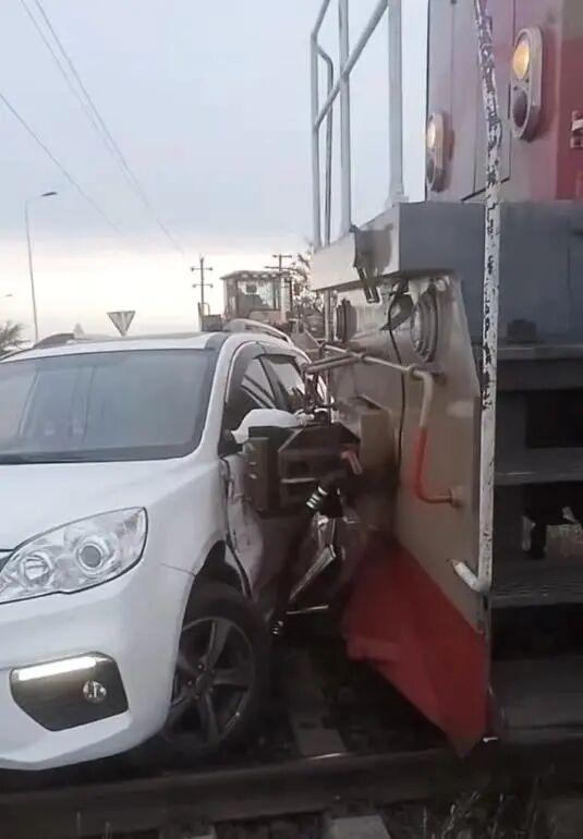 内蒙古白色SUV与火车头相撞，交警回应：人无恙车受损