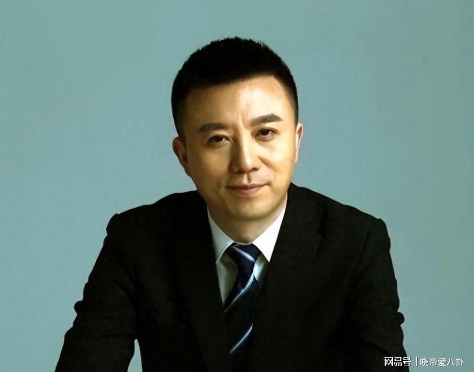 央视主播潘涛54岁重返上海 官宣新身份引发热议