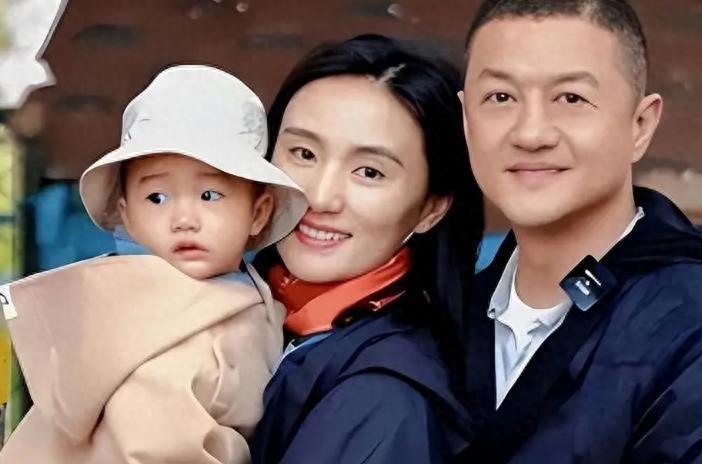 李亚鹏第四段感情终结，官宣离婚早有预兆，网友：下一个汪峰？