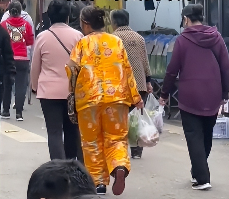 老奶奶穿寿衣买菜引热议，网友：早穿早享受，乐观面对生死