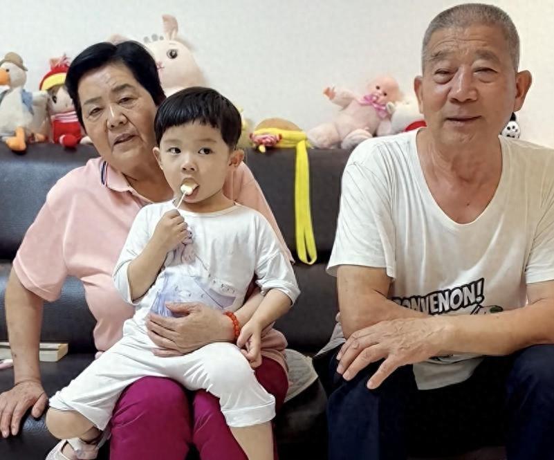 6岁小天赐：为父母高龄产子的“冲动”买单，童年何去何从？