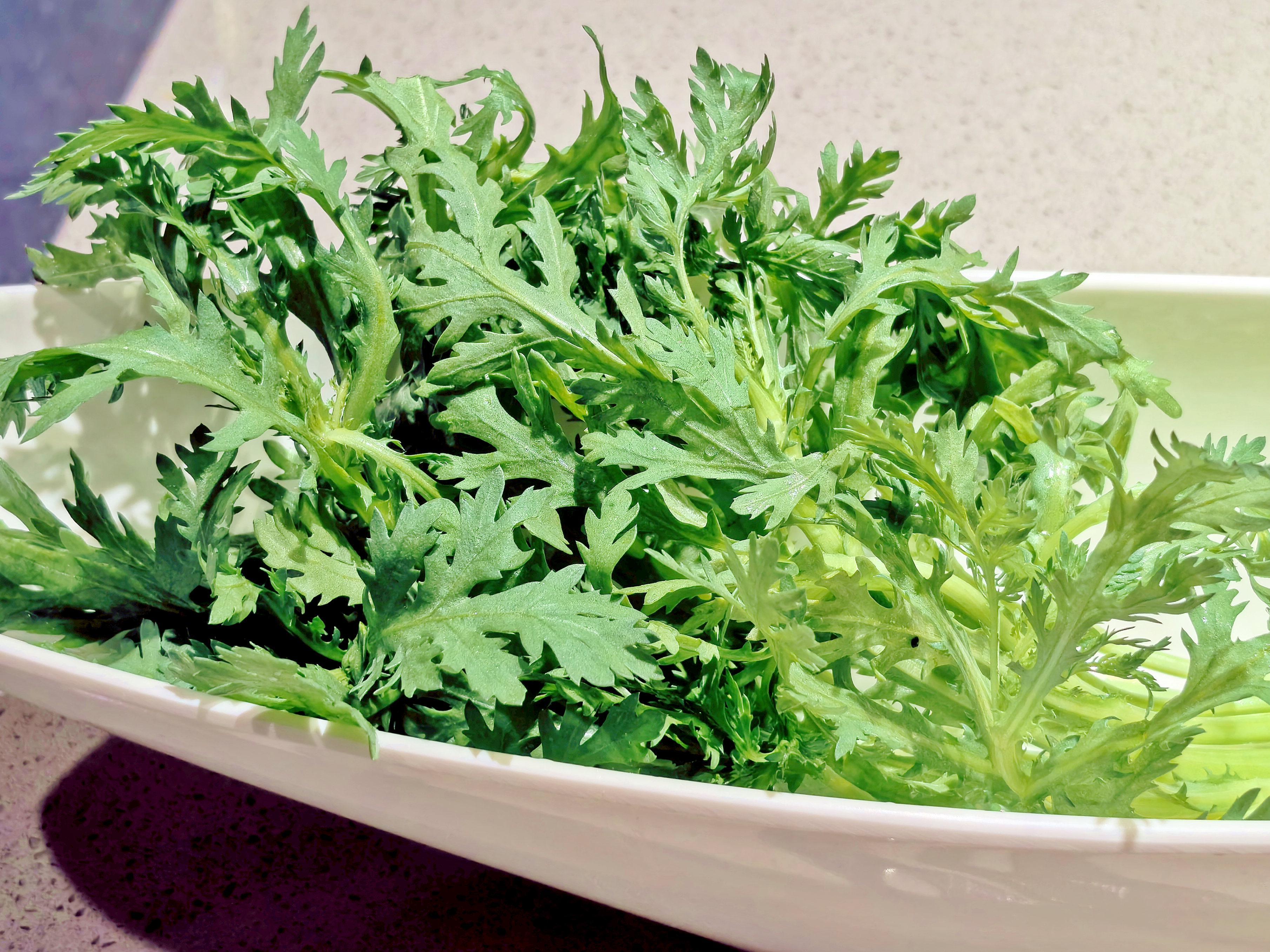 10月必吃‘化痰菜’茼蒿：清肝、助眠、通便三效合一