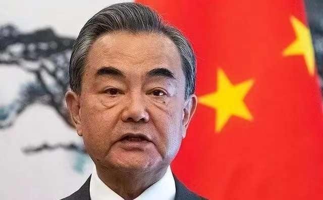 中方强硬回应：美国1750亿疫情索赔闹剧，王毅外长反制揭露真相