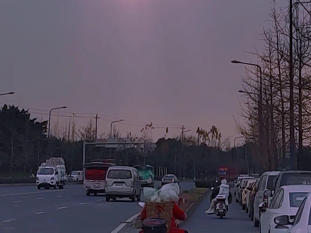 小县城经济困境：工资崩塌与人口流失的双重危机