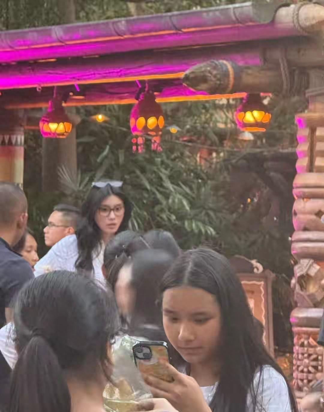 豪门带娃新体验：奚梦瑶迪士尼之行展现‘钞能力’风采