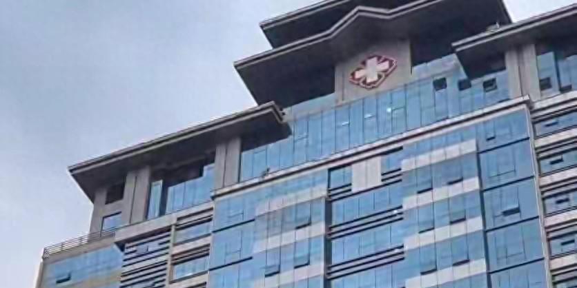 南宁49岁男子医院22楼坠亡事件全解析：现场与警方通报
