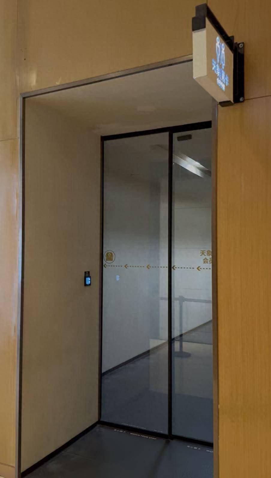 德基广场会员专属厕所引热议，0.5元通行码风波与取消限制事件